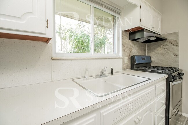 Building Photo - Discover Your Sanctuary in Vibrant Toledo