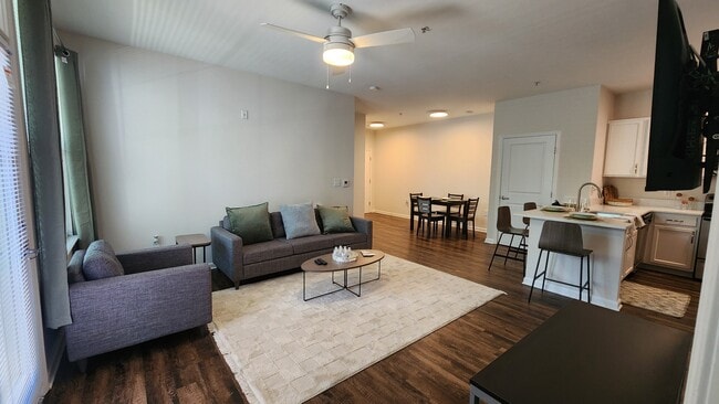 Sala de estar renovada - Walden Station Apts