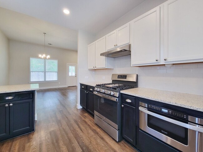 Foto del edificio - Very functional floor plan, has game room/home office, covered back patio on a big lot. Primary o...