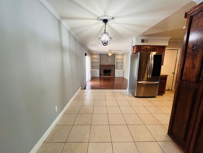 Building Photo - Beautiful 3 Bedroom 2 Bath Home with SOLAR...