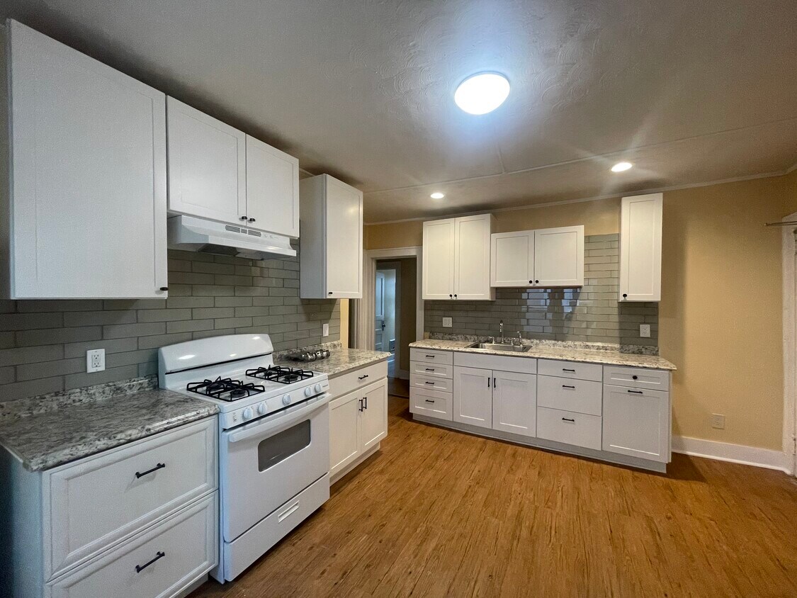 Kitchen - 117 Enfield St