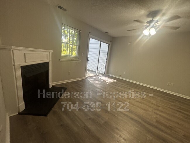 Foto del edificio - 6856 Cypress Tree Ln