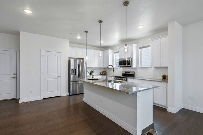 Building Photo - Newer Modern Townhome for Rent with privat...