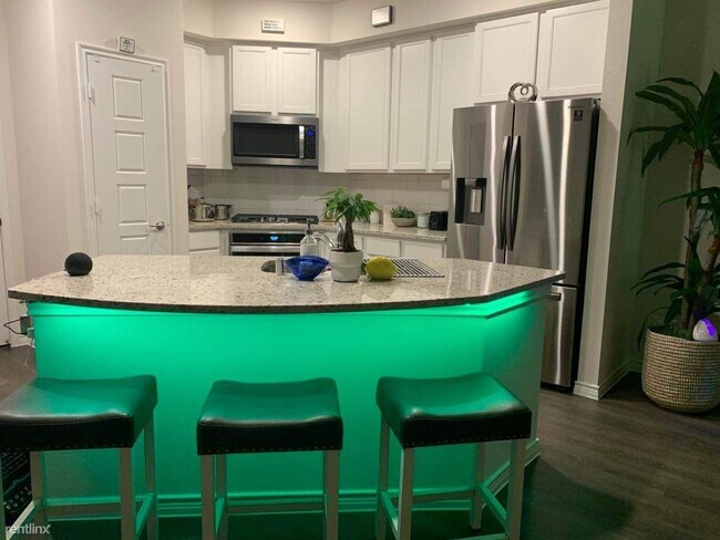 Foto del edificio - 3 br, 3.5 bath Townhome - 2460 Klamath Dr ...