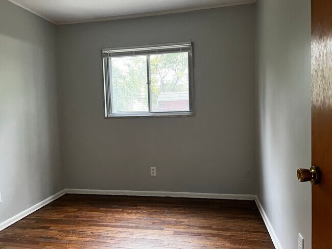 Foto del edificio - 3 BR 1.5 BA split-level with attached 1 car garage- OPEN HOUSE THIS SATURDAY