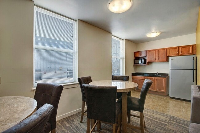 Building Photo - Latitude