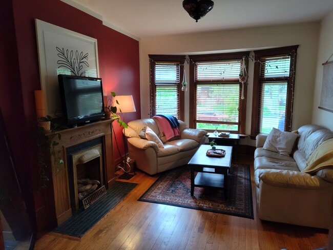 living room - 3918 Commonwealth St
