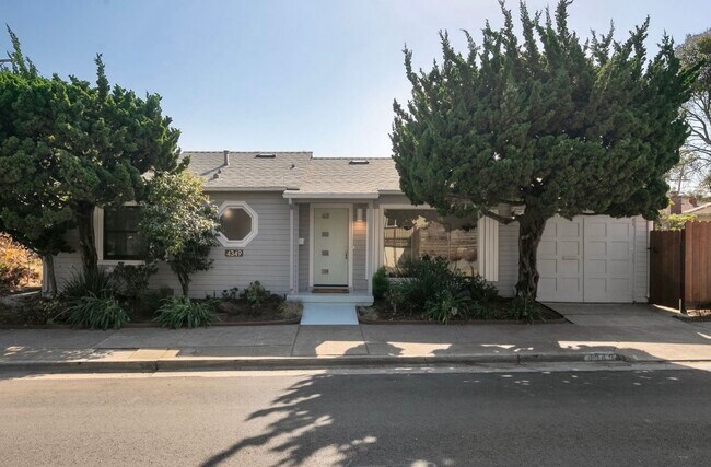 Building Photo - 4349 Hyacinth Ave