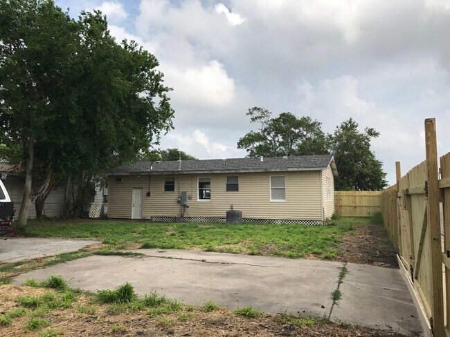 Building Photo - 1217 Lum St