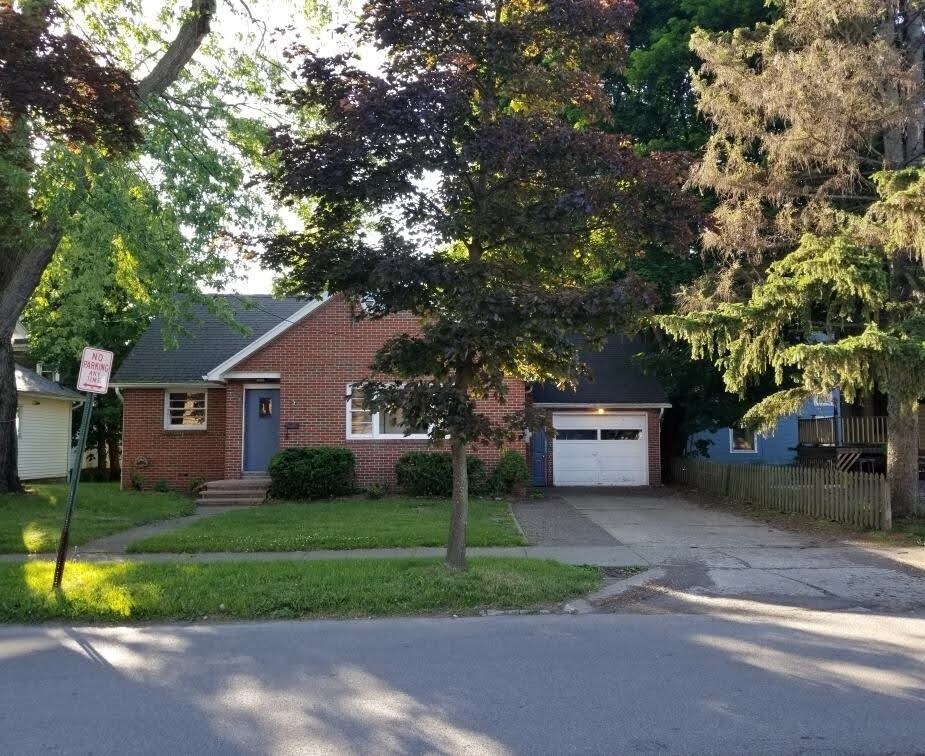 Primary Photo - 8 Lambert Ave