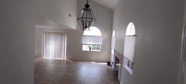 sala de estar - 1343 Heather Ln