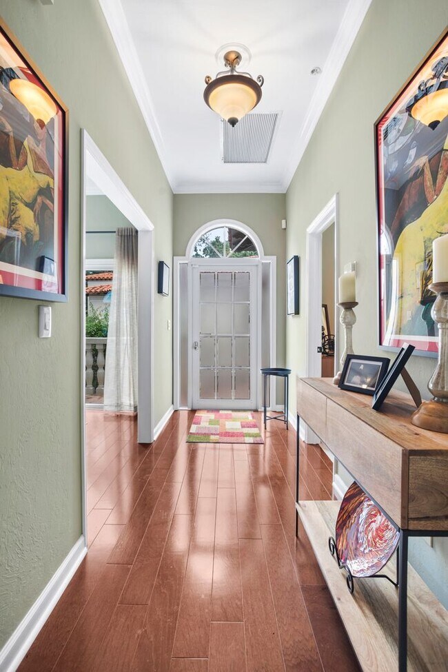 Foto del edificio - ** OLDE NAPLES ** 3 BED + DEN / 3 BATH - GARAGE - WALK TO BEACH & DOWNTOWN - SHORT TERM RENTAL