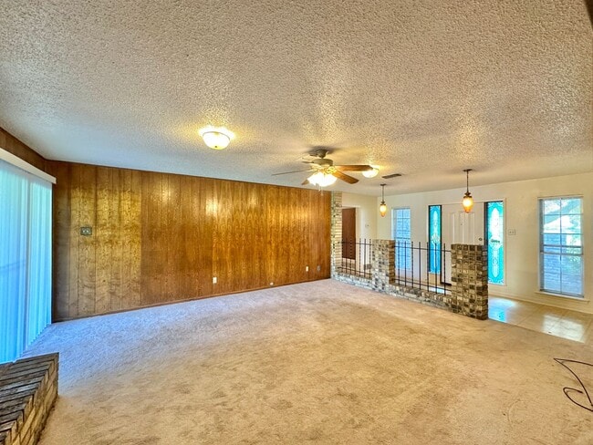 Building Photo - Viewable Now!