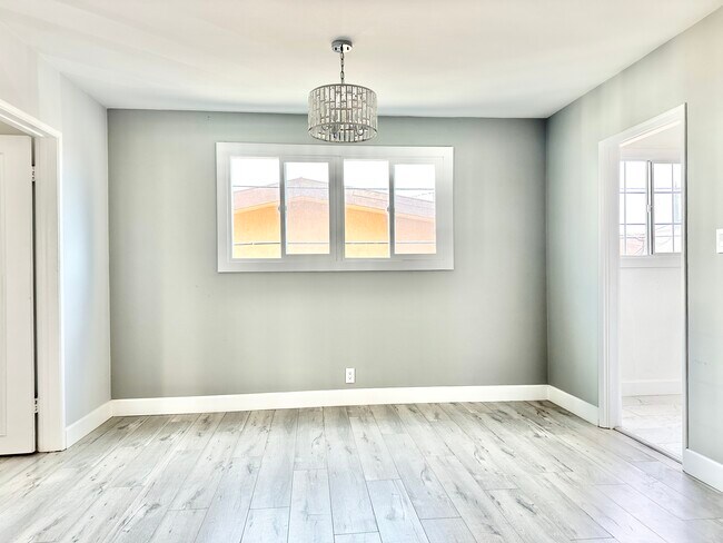 Building Photo - 332 S Elm Dr