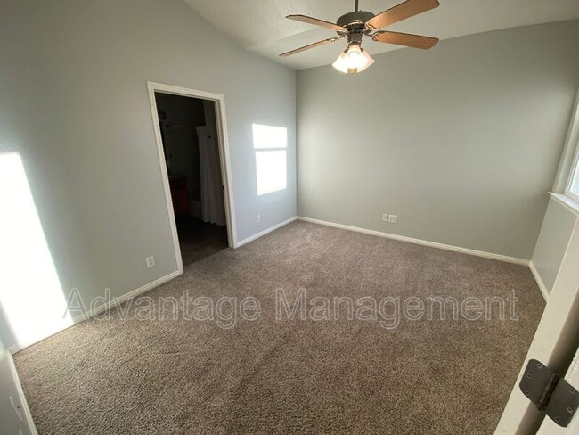 Foto del edificio - 1077 Canyon Meadow Dr