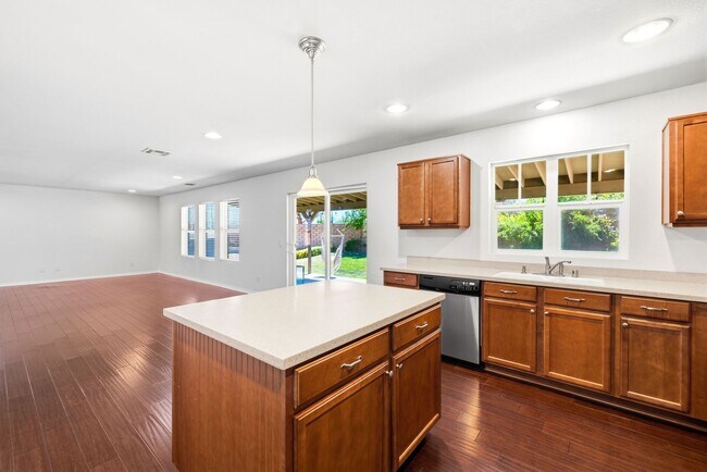 Foto del edificio - 4 bedrooms / 3 bathroom OPEN floor plan HOUSE for rent in LANCASTER