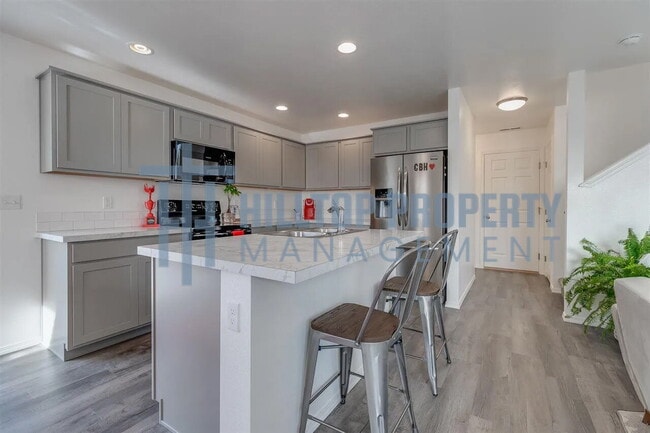 Building Photo - 3 Bed 2 1/2 Bath