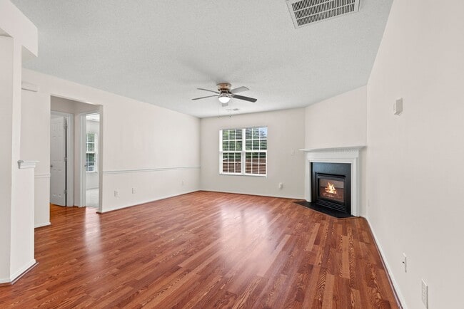 Building Photo - 4 Bedroom Single Family:  Available Now
