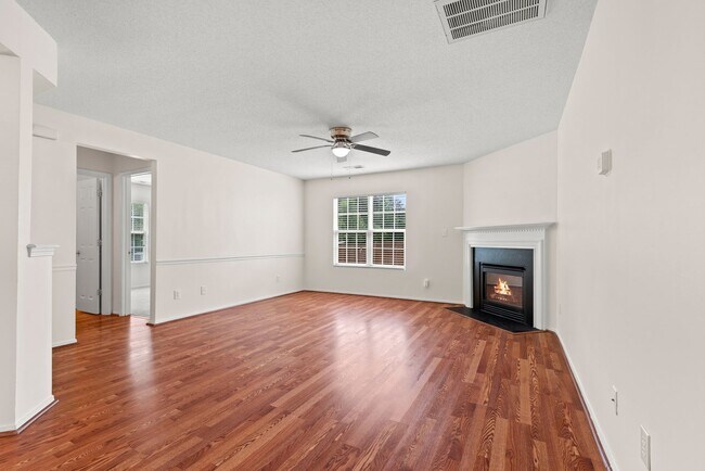 Foto del edificio - 4 Bedroom Single Family:  Available Now