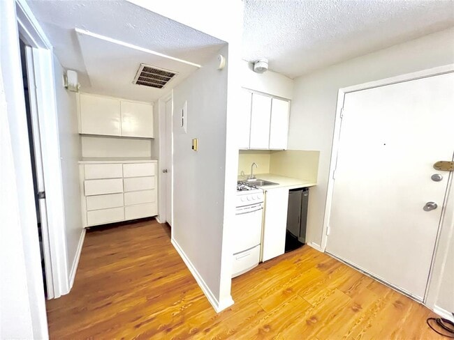 Building Photo - 924 E Dean Keeton St