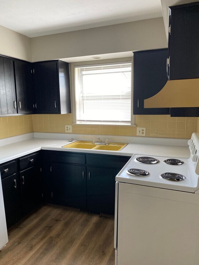 534 E Harrison St Unit 536, Springfield, MO 65806 Room for Rent in