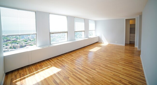 Foto del edificio - 2626 N Lakeview Ave