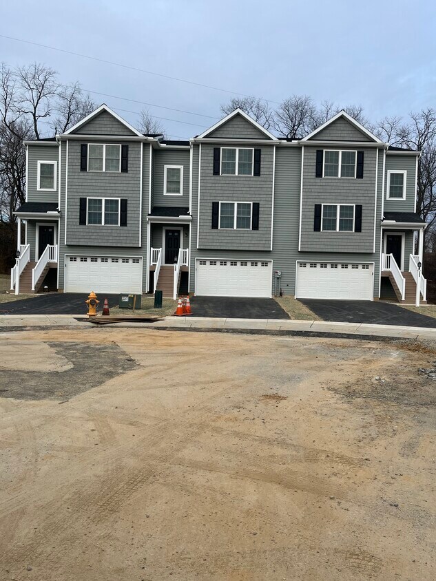 Primary Photo - 120 Meadowbrook Ln