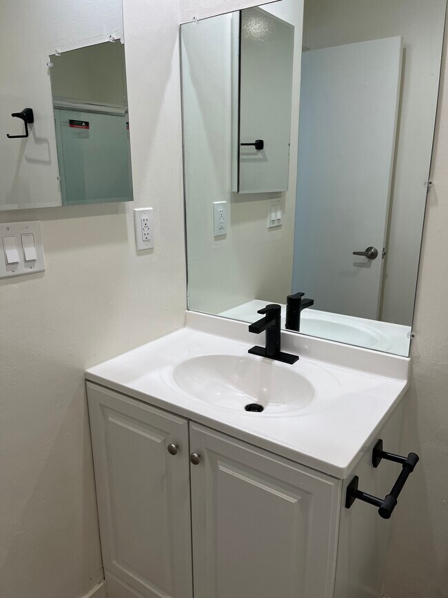 Foto del edificio - 5400 Newcastle Ave