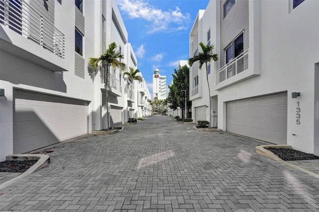 Foto del edificio - 1359 N Ocean Blvd