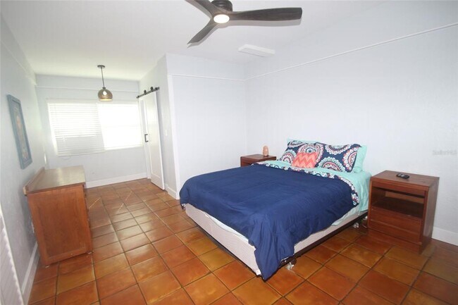 Building Photo - 2215 John Anderson Dr