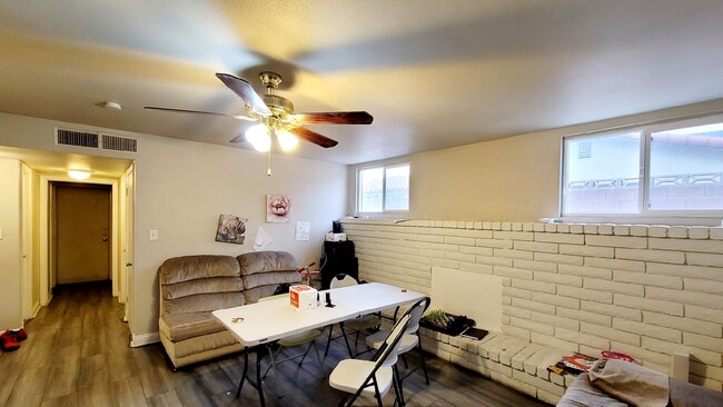 Building Photo - Split rent house - single bedroom only
