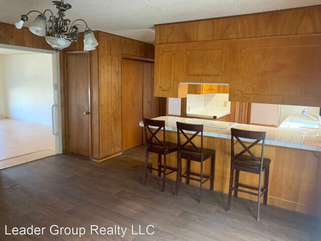 Building Photo - 3 br, 2 bath House - 102 South Dr.