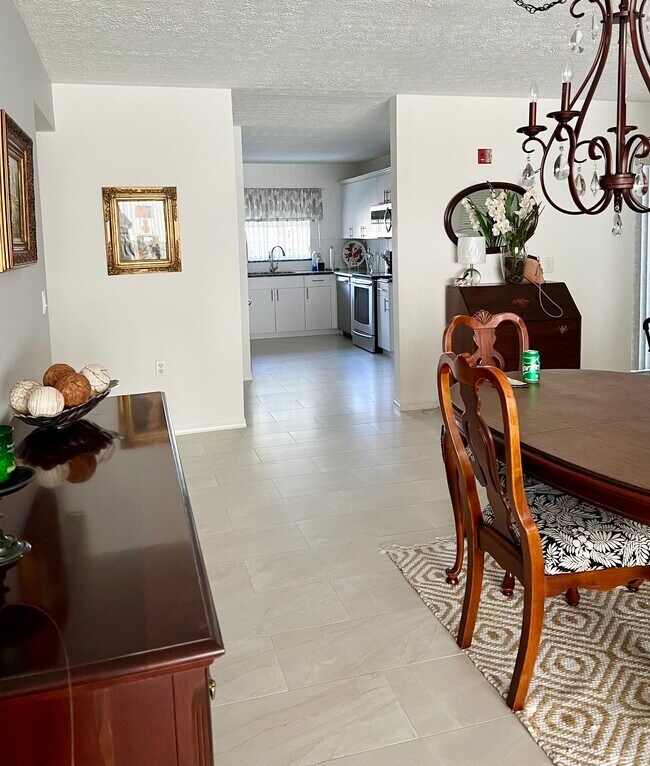 Foto del edificio - 720 Lake Orchid Cir