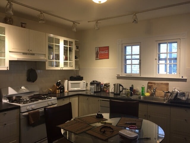 Building Photo - 37 Elm St