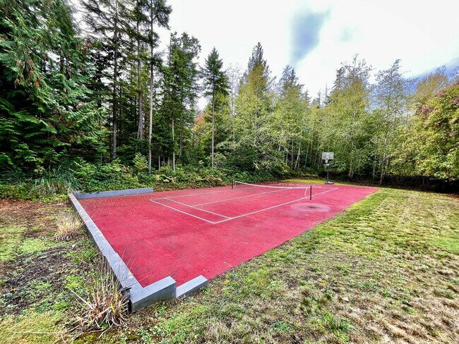 Foto del edificio - Seabeck Heights Home with Pickle Ball Court!