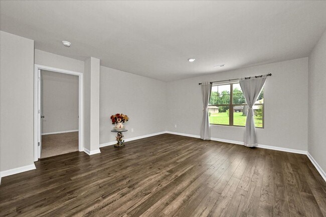 Foto del edificio - 4 Bedroom, 2 Bath