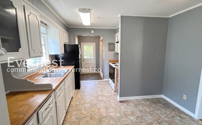 Building Photo - 2 Bed, 1 Bath Home with Fenced Yard & Carport / Pet-Friendly / Available Now!