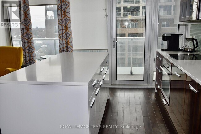 Building Photo - 111 Champagne Ave S