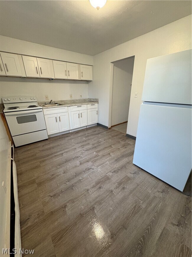 Building Photo - 3053 Hadley Ave