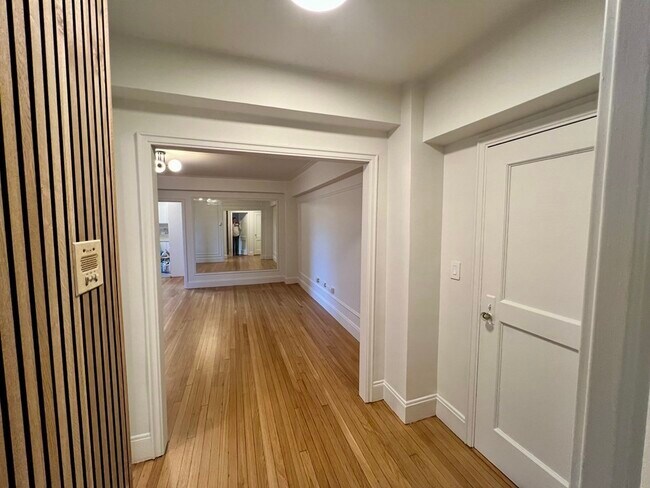 Building Photo - 988 Memorial Dr