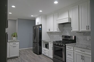 Building Photo - 4136 Kings Dr