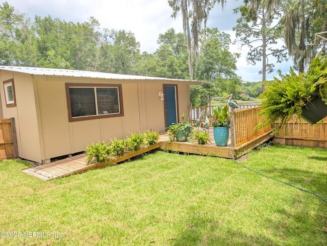 Building Photo - 220 Mirror Lake Dr