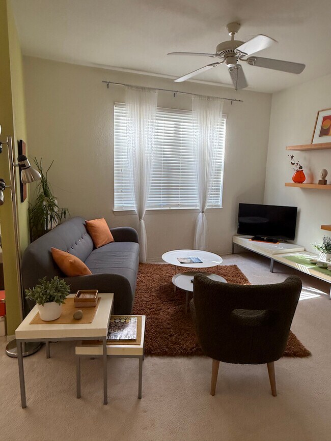 Foto del edificio - 5693 Star Rush Dr