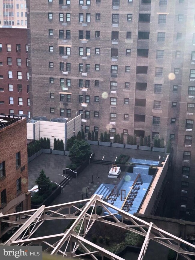 Foto del edificio - 219-29 S 18th St