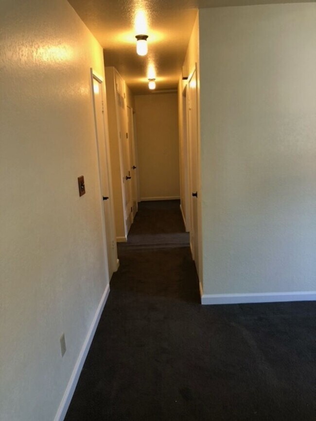 Foto del edificio - Charming Court Home Near Schools & Parks - Coming soon!