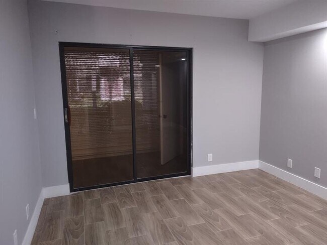 Foto del edificio - 5068 Rose Hill Dr