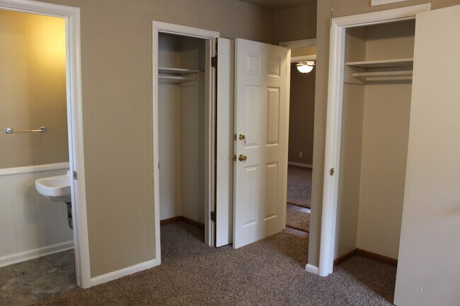Building Photo - 1713 Parkview Ter