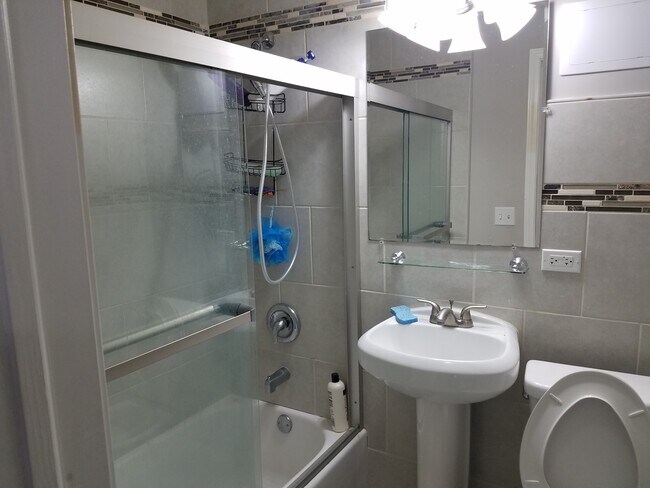 Baño - 1265 W Columbia Ave