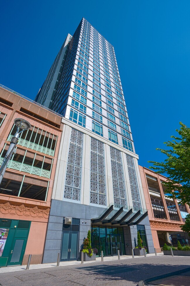 Building Photo - 360 State