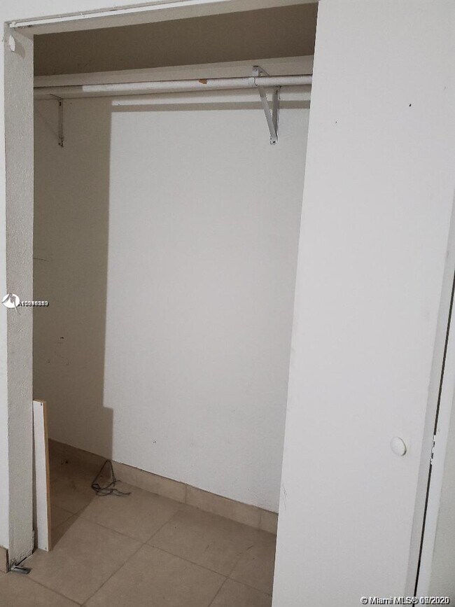 Building Photo - 620 SW 47th Ave